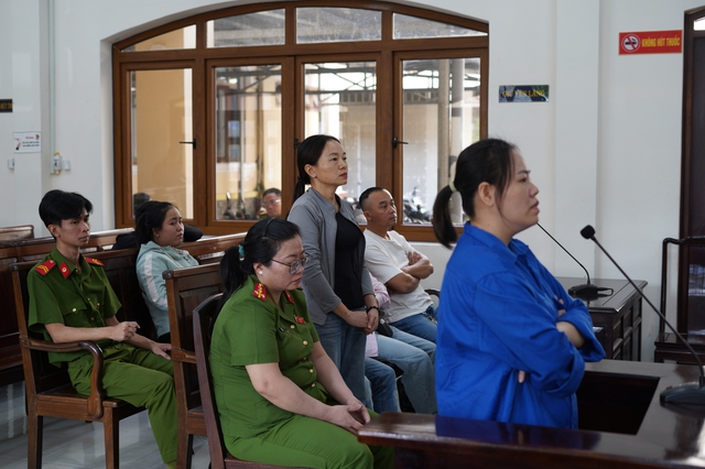 Xét xử vụ đầu độc 4 người thân bằng xyanua: Bị cáo Bích rơi nước mắt ân hận muộn màng, cúi đầu xin lỗi gia đình- Ảnh 12.