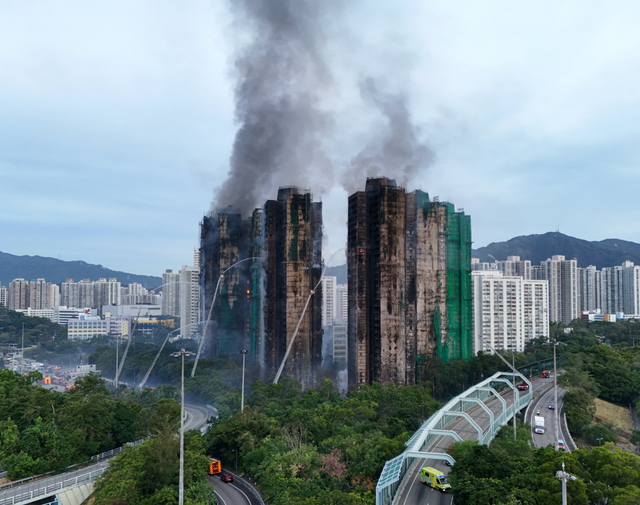 Video cho thấy toàn bộ tòa nhà Hong Kong (Trung Quốc) chìm trong biển lửa chỉ trong vòng 10 phút: Quá nhanh, quá kinh hoàng- Ảnh 1. Video cho thấy toàn bộ tòa nhà Hong Kong (Trung Quốc) chìm trong biển lửa chỉ trong vòng 10 phút: Quá nhanh, quá kinh hoàng- Ảnh 1.
