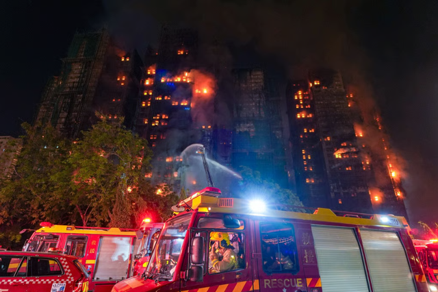 Hỏa hoạn tại 8 t&ograve;a nh&agrave; chung cư Hong Kong (Trung Quốc) sang ng&agrave;y thứ 2: 55 người tử vong, 55 người được giải cứu- Ảnh 16.
