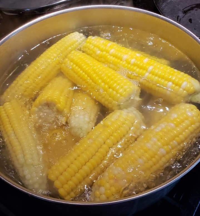 Tại sao nên thêm muối mà KHÔNG PHẢI ĐƯỜNG khi luộc ngô? Có 3 sự thật bất ngờ- Ảnh 1.