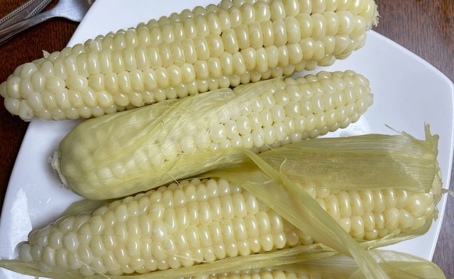 Tại sao nên thêm muối mà KHÔNG PHẢI ĐƯỜNG khi luộc ngô? Có 3 sự thật bất ngờ- Ảnh 2.
