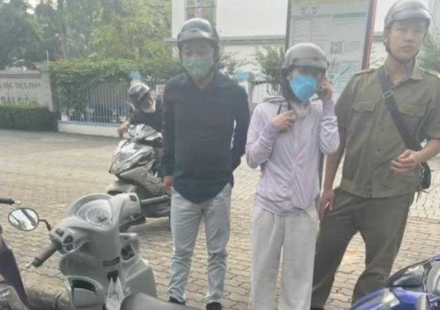 TPHCM: Tạm giữ người nhặt được thẻ tín dụng rồi lấy đi mua điện thoại- Ảnh 2.