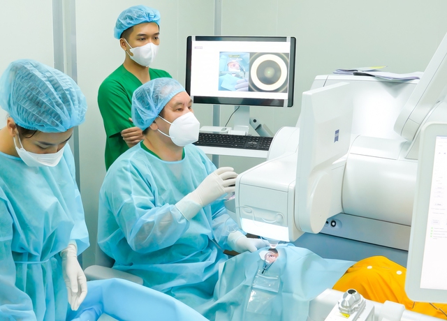 Người phụ nữ hối hận vì sống tới 40 tuổi mới biết điều này: “Tôi ước mình dám mổ cận sớm hơn”- Ảnh 4. Người phụ nữ hối hận vì sống tới 40 tuổi mới biết điều này: “Tôi ước mình dám mổ cận sớm hơn”- Ảnh 4.