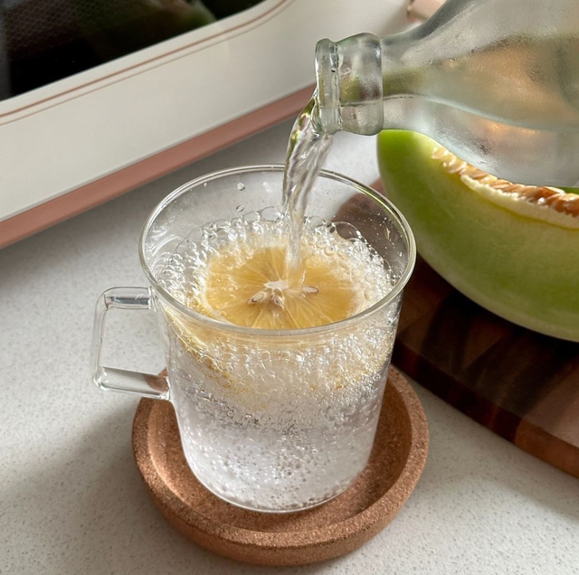 5 mẹo uống nước chanh giúp tận dụng tối đa công dụng dưỡng da, đốt mỡ, "thải độc" cho gan và thận- Ảnh 1. 5 mẹo uống nước chanh giúp tận dụng tối đa công dụng dưỡng da, đốt mỡ, "thải độc" cho gan và thận- Ảnh 1.