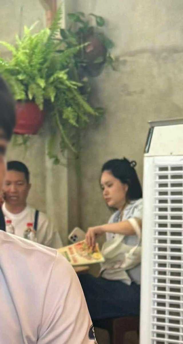 Đoàn Di Băng mếu máo, nắm chặt tay Nguyễn Quốc Vũ khi công an khám nhà, bắt tạm giam- Ảnh 4.