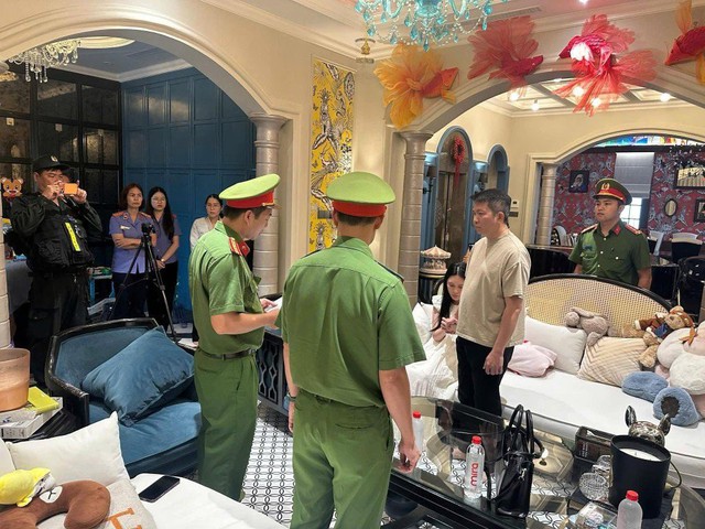 Đoàn Di Băng mếu máo, nắm chặt tay Nguyễn Quốc Vũ khi công an khám nhà, bắt tạm giam- Ảnh 1.