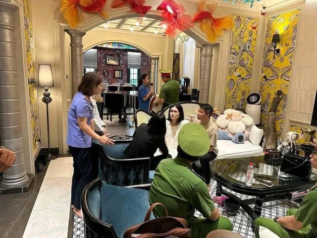 Đoàn Di Băng mếu máo, nắm chặt tay Nguyễn Quốc Vũ khi công an khám nhà, bắt tạm giam- Ảnh 2.