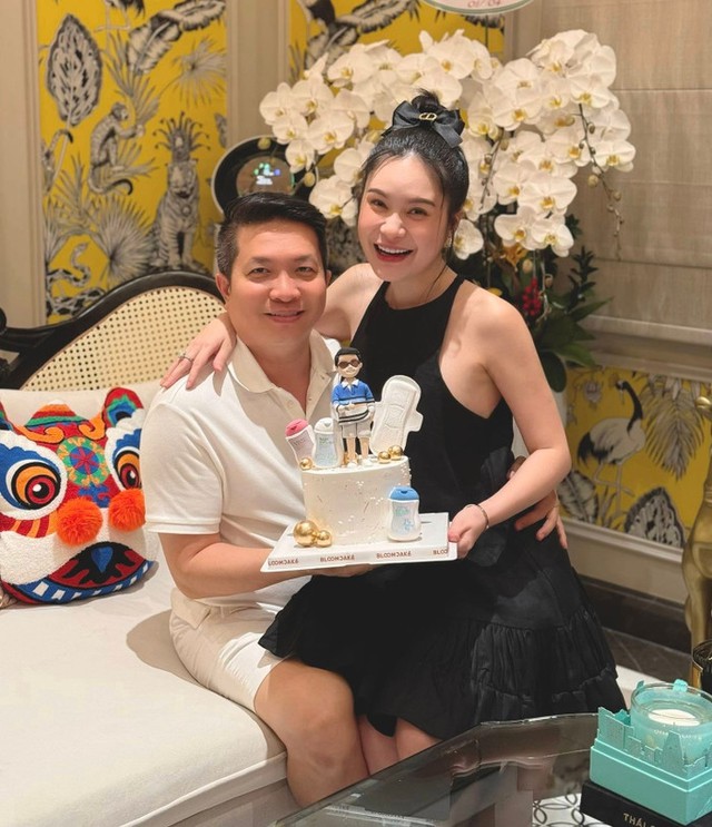 Đoàn Di Băng mếu máo, nắm chặt tay Nguyễn Quốc Vũ khi công an khám nhà, bắt tạm giam- Ảnh 7.