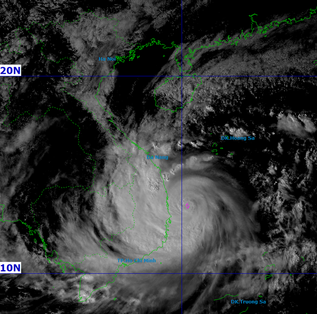 Bão số 13 áp sát đất liền, biển Quy Nhơn nổi sóng, nước dâng cao nguy hiểm- Ảnh 28. Bão số 13 áp sát đất liền, biển Quy Nhơn nổi sóng, nước dâng cao nguy hiểm- Ảnh 28.