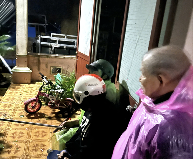 Bão số 13 quần thảo đất liền: Hàng trăm cuộc gọi cầu cứu, sơ tán 537.000 người tránh bão- Ảnh 3. Bão số 13 quần thảo đất liền: Hàng trăm cuộc gọi cầu cứu, sơ tán 537.000 người tránh bão- Ảnh 3.