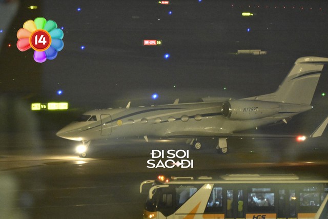 Đây rồi G-Dragon đã hạ cánh sân bay Nội Bài, còn vẫy tay chào fan Việt cực đáng yêu!- Ảnh 1.