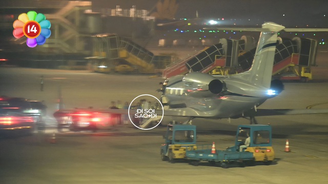 Đây rồi G-Dragon đã hạ cánh sân bay Nội Bài, còn vẫy tay chào fan Việt cực đáng yêu!- Ảnh 2.