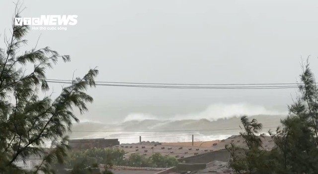 Bão số 13 áp sát đất liền, biển Quy Nhơn nổi sóng, nước dâng cao nguy hiểm- Ảnh 11. Bão số 13 áp sát đất liền, biển Quy Nhơn nổi sóng, nước dâng cao nguy hiểm- Ảnh 11.