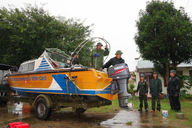 B&atilde;o số 13 quần thảo: Đ&atilde; ghi nhận trường hợp tử vong; Nh&agrave; sập ngổn ngang, trần chung cư bị giật bung- Ảnh 18.