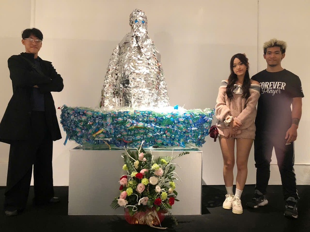 Giới trẻ ồ ạt check-in “rác” ở không gian triển lãm "30 - Đối thoại đô thị" ở Hà Nội- Ảnh 9. Giới trẻ ồ ạt check-in “rác” ở không gian triển lãm "30 - Đối thoại đô thị" ở Hà Nội- Ảnh 9.