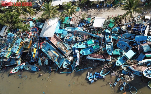 Đắk Lắk: Hàng trăm tàu cá chồng chất lên nhau sau bão số 13, ngư dân bật khóc- Ảnh 3. Đắk Lắk: Hàng trăm tàu cá chồng chất lên nhau sau bão số 13, ngư dân bật khóc- Ảnh 3.