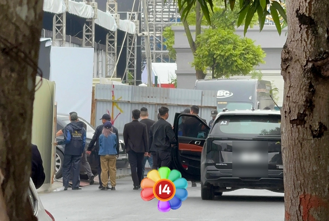 G-DRAGON tập duyệt chăm chỉ giữa trời mưa gió, tất cả đã hoàn thiện chờ fan Việt quẩy hết mình!- Ảnh 4. G-DRAGON tập duyệt chăm chỉ giữa trời mưa gió, tất cả đã hoàn thiện chờ fan Việt quẩy hết mình!- Ảnh 4.