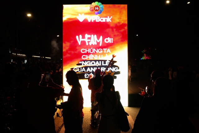 Cấp b&aacute;o: Tụ điểm g&aacute;i xinh hot nhất l&uacute;c n&agrave;y, ch&iacute;nh l&agrave; b&ecirc;n "anh Long" G-DRAGON- Ảnh 26.