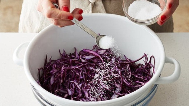 Xào bắp cải mà biết 6 mẹo "nhỏ nhưng có võ" này sẽ vừa giòn, ngọt, giữ được tối đa dinh dưỡng- Ảnh 3.