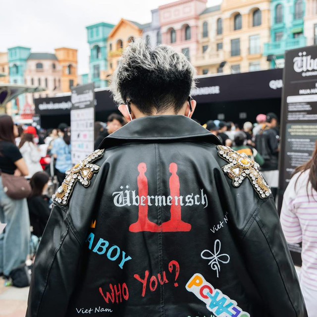 G-DRAGON đã xuất hiện - mặt mộc áo hoa tươi rói như mặt trời!- Ảnh 18.