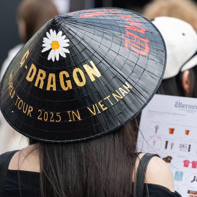 G-DRAGON đã xuất hiện - mặt mộc áo hoa tươi rói như mặt trời!- Ảnh 19.