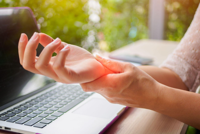 Đi khám xương, chàng trai bất ngờ phát hiện ung thư gan vì uống sữa sai cách- Ảnh 1.