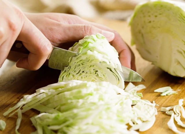 Xào bắp cải mà biết 6 mẹo "nhỏ nhưng có võ" này sẽ vừa giòn, ngọt, giữ được tối đa dinh dưỡng- Ảnh 1.