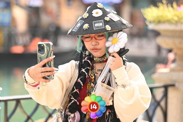 G-DRAGON đã xuất hiện - mặt mộc áo hoa tươi rói như mặt trời!- Ảnh 14.