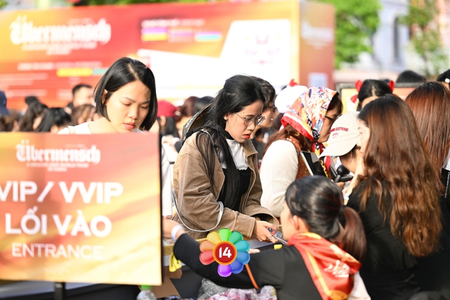 G-DRAGON đã xuất hiện - mặt mộc áo hoa tươi rói như mặt trời!- Ảnh 12.