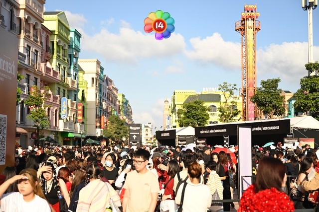 G-DRAGON đã xuất hiện - mặt mộc áo hoa tươi rói như mặt trời!- Ảnh 8.