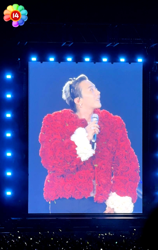 G-DRAGON cởi &aacute;o diễn kết m&agrave;n, biển fanchant 