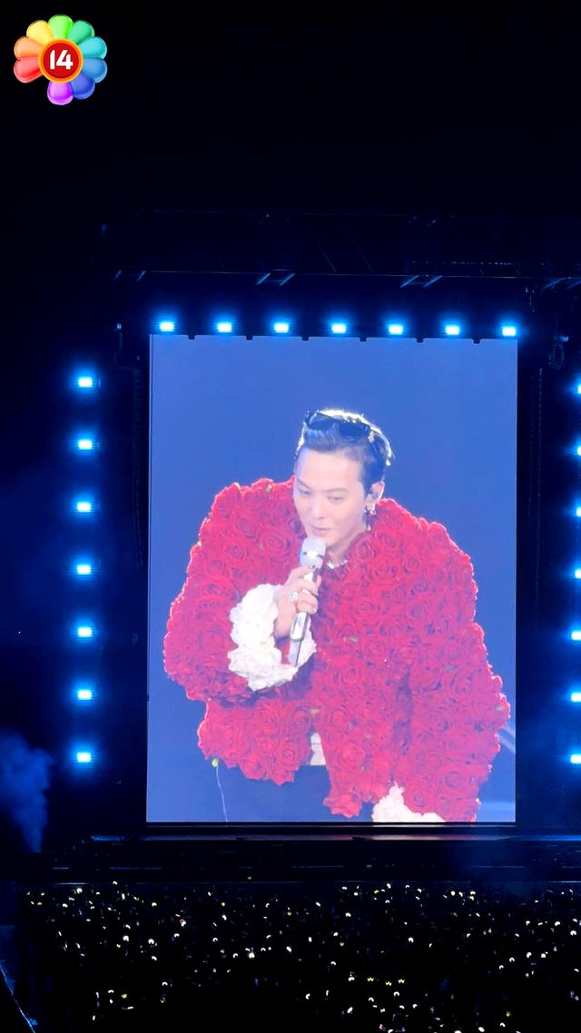 G-DRAGON cởi &aacute;o diễn kết m&agrave;n, biển fanchant 