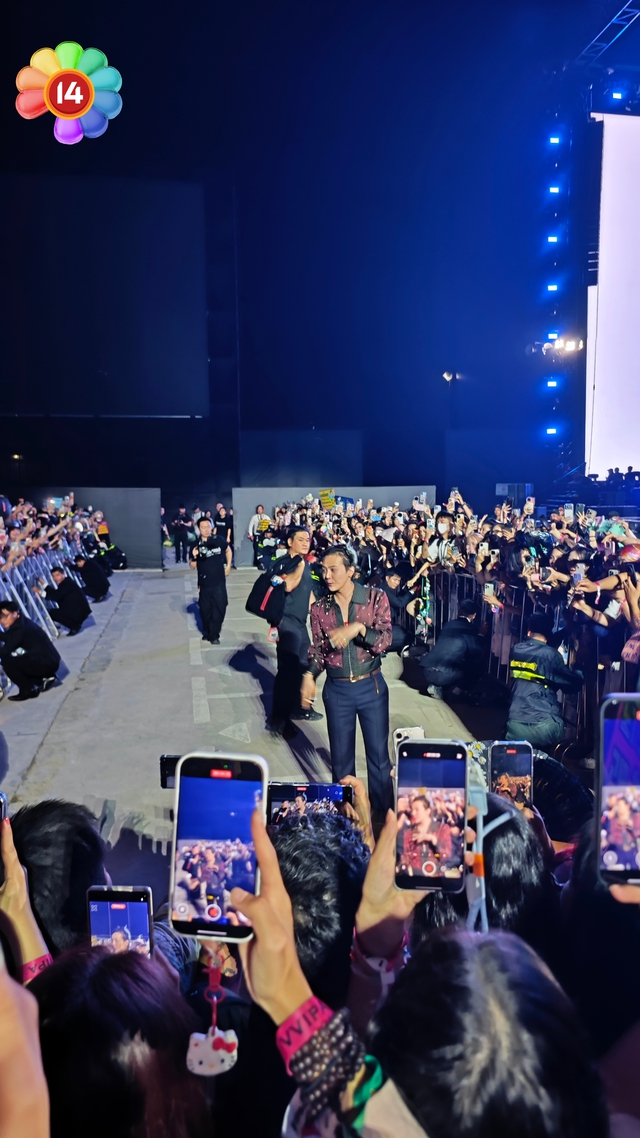 To&agrave;n cảnh concert G-DRAGON D-1 tại H&agrave; Nội: "Anh Long" li&ecirc;n tục nghẹn ng&agrave;o v&igrave; fan Việt, h&aacute;t nhảy 3 tiếng kh&ocirc;ng biết mệt!- Ảnh 52.