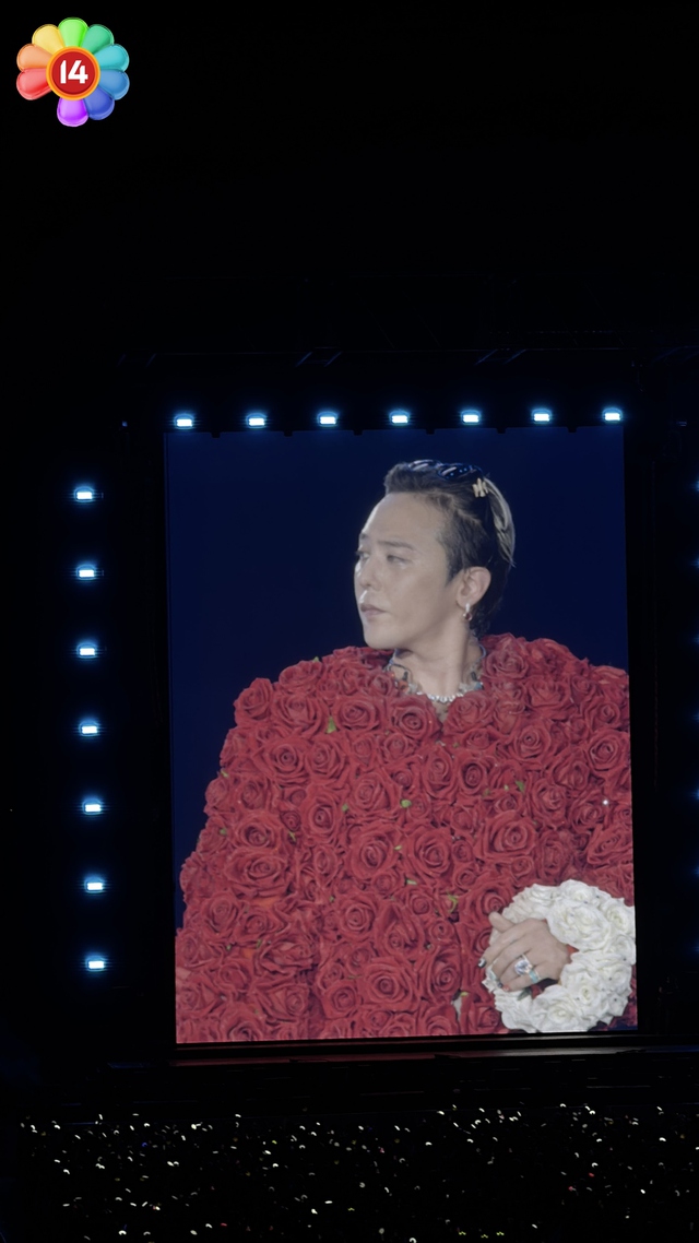 G-DRAGON cởi &aacute;o diễn kết m&agrave;n, biển fanchant 