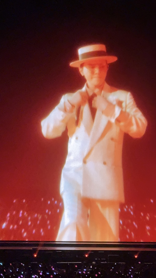 G-DRAGON cởi &aacute;o diễn kết m&agrave;n, biển fanchant 