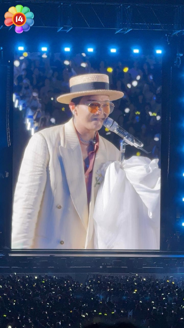 G-DRAGON cởi &aacute;o diễn kết m&agrave;n, biển fanchant 