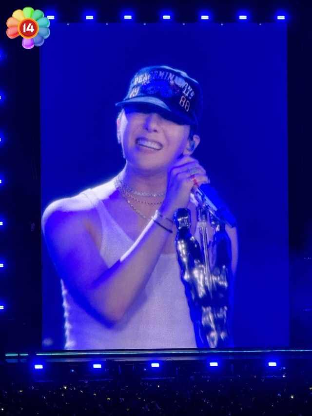 G-DRAGON cởi &aacute;o diễn kết m&agrave;n, biển fanchant 