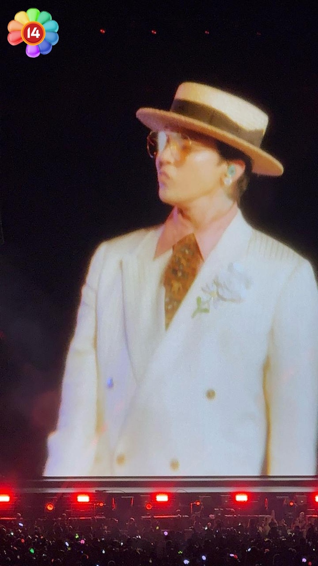 G-DRAGON cởi &aacute;o diễn kết m&agrave;n, biển fanchant 