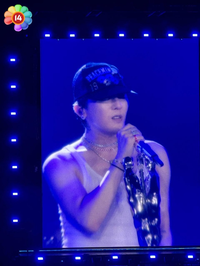 G-DRAGON cởi &aacute;o diễn kết m&agrave;n, biển fanchant 