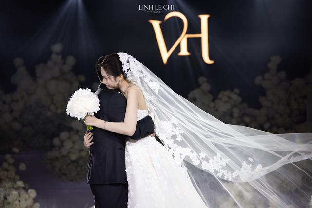 Đám cưới Hoa hậu Đỗ Hà - Viết Vương tại Hà Nội: Cô dâu ôm chồng khóc nức nở, "vũ trụ mỹ nhân" Vbiz đến chúc mừng!- Ảnh 2.