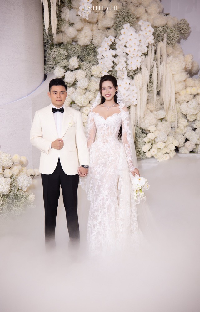 Đám cưới Hoa hậu Đỗ Hà - Viết Vương tại Hà Nội: Cô dâu ôm chồng khóc nức nở, "vũ trụ mỹ nhân" Vbiz đến chúc mừng!- Ảnh 5.