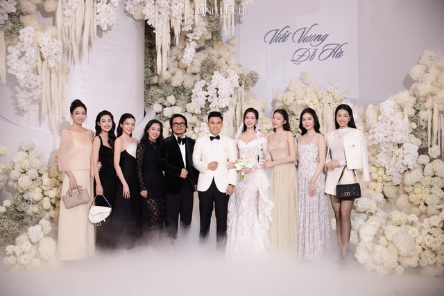 Đám cưới Hoa hậu Đỗ Hà - Viết Vương tại Hà Nội: Cô dâu ôm chồng khóc nức nở, "vũ trụ mỹ nhân" Vbiz đến chúc mừng!- Ảnh 4.