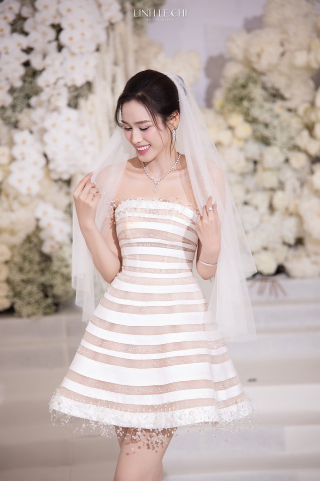 Đám <a href="https://cuoi.io.vn" target="_blank">cưới</a> <a href="https://hoahau.io.vn" target="_blank"><a href="https://hoahau.io.vn" target="_blank">Hoa hậu</a></a> Đỗ Hà - Viết Vương tại Hà Nội: Cô dâu khóc nức nở, dàn nàng hậu "quậy" tưng bừng! - Ảnh 1. Đám <a href="https://cuoi.io.vn" target="_blank"><a href="https://cuoi.io.vn" target="_blank">cưới</a></a> <a href="https://hoahau.io.vn" target="_blank"><a href="https://hoahau.io.vn" target="_blank">Hoa hậu</a></a> Đỗ Hà - Viết Vương tại Hà Nội: Cô dâu khóc nức nở, dàn nàng hậu "quậy" tưng bừng! - Ảnh 1.