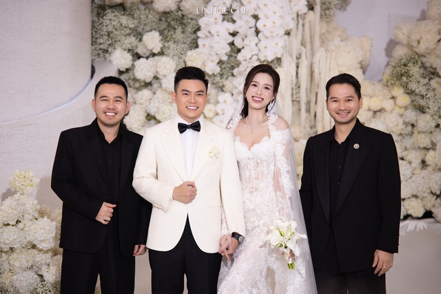 Dàn sao đổ bộ đám cưới Đỗ Hà: Đỗ Mỹ Linh đơn giản mà sang hết nấc, Lương Thuỳ Linh và dàn Hoa - Á hậu đọ sắc tưng bừng- Ảnh 12. Dàn sao đổ bộ đám cưới Đỗ Hà: Đỗ Mỹ Linh đơn giản mà sang hết nấc, Lương Thuỳ Linh và dàn Hoa - Á hậu đọ sắc tưng bừng- Ảnh 12.