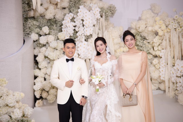 Dàn sao đổ bộ đám cưới Đỗ Hà: Đỗ Mỹ Linh đơn giản mà sang hết nấc, Lương Thuỳ Linh và dàn Hoa - Á hậu đọ sắc tưng bừng- Ảnh 4. Dàn sao đổ bộ đám cưới Đỗ Hà: Đỗ Mỹ Linh đơn giản mà sang hết nấc, Lương Thuỳ Linh và dàn Hoa - Á hậu đọ sắc tưng bừng- Ảnh 4.