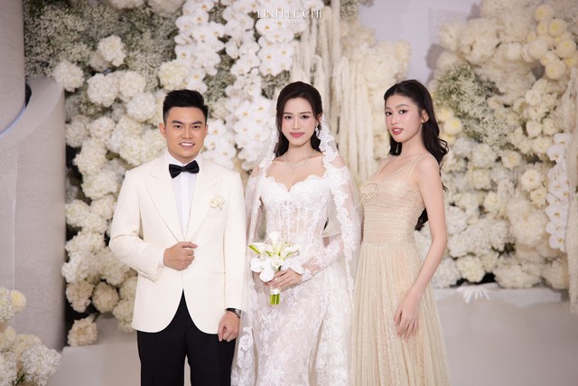 Dàn sao đổ bộ đám cưới Đỗ Hà: Đỗ Mỹ Linh đơn giản mà sang hết nấc, Lương Thuỳ Linh và dàn Hoa - Á hậu đọ sắc tưng bừng- Ảnh 8. Dàn sao đổ bộ đám cưới Đỗ Hà: Đỗ Mỹ Linh đơn giản mà sang hết nấc, Lương Thuỳ Linh và dàn Hoa - Á hậu đọ sắc tưng bừng- Ảnh 8.