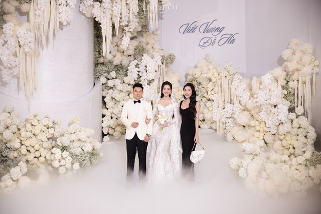 Dàn sao đổ bộ đám cưới Đỗ Hà: Đỗ Mỹ Linh đơn giản mà sang hết nấc, Lương Thuỳ Linh và dàn Hoa - Á hậu đọ sắc tưng bừng- Ảnh 11. Dàn sao đổ bộ đám cưới Đỗ Hà: Đỗ Mỹ Linh đơn giản mà sang hết nấc, Lương Thuỳ Linh và dàn Hoa - Á hậu đọ sắc tưng bừng- Ảnh 11.