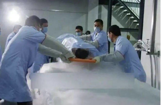 Chồng bảo quản đông thi thể vợ suốt 8 năm với hy vọng “hồi sinh”, tình trạng hiện tại ra sao?- Ảnh 4. Chồng bảo quản đông thi thể vợ suốt 8 năm với hy vọng “hồi sinh”, tình trạng hiện tại ra sao?- Ảnh 4.