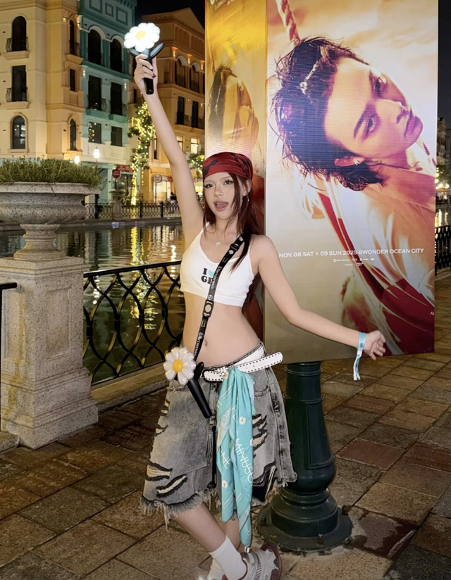 Xả suộc đi xem "anh Long": Từ vợ Cường Đô La đến gái xinh trên mạng, đã con mắt thật sự- Ảnh 9. Xả suộc đi xem "anh Long": Từ vợ Cường Đô La đến gái xinh trên mạng, đã con mắt thật sự- Ảnh 9.