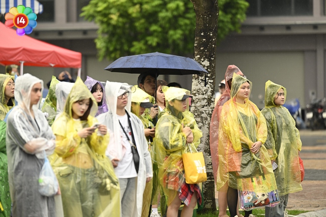 Concert G-DRAGON tại Hà Nội D-2: "Anh Long" cầm ô hát dưới mưa, nguyện tắm mưa cùng fan Việt- Ảnh 3.